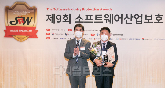 문화체육관광부·행정안전부·과학기술정보통신부가 주최하고 한국저작권보호원·한국소프트웨어저작권협회 주관, 디지털타임스가 후원하는 제9회 소프트웨어산업보호대상 시상식이 24일 강남구 테헤란로 그랜드 인터컨티넨탈 서울 파르나스 호텔에서 열렸다. 이날 시상식에 참석한 강석원(왼쪽) 문화체육관광부 저작권국장이 권동욱 경북 김천시 행정지원국장에게 국무총리상을 시상한 뒤 기념촬영을하고 있다. 박동욱기자